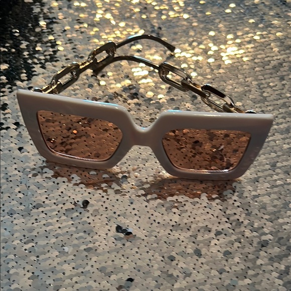 Louis Vuitton Chic Ivory Sunglasses with Gold Accents - Picture 1 of 2